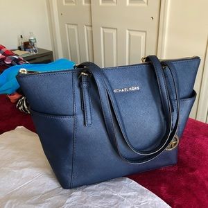 Jet Set Large Top-Zip Saffiano Leather Tote